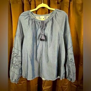 Ladies gorgeous Crown Ivy blue Jean blouse, Size Medium,embroidered long sleeves